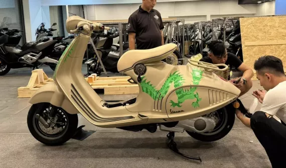 Vespa 946 phiên bản Rồng cho năm Giáp Thìn đầu tiên về Việt Nam, liệu có bị làm giá như bản Christian Dior