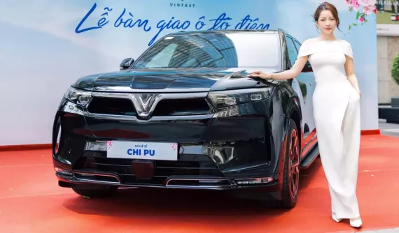 Ca sĩ Chi Pu tậu VinFast VF9 làm quà 8/3 cho bản thân, giá từ 1,5 tỷ đồng