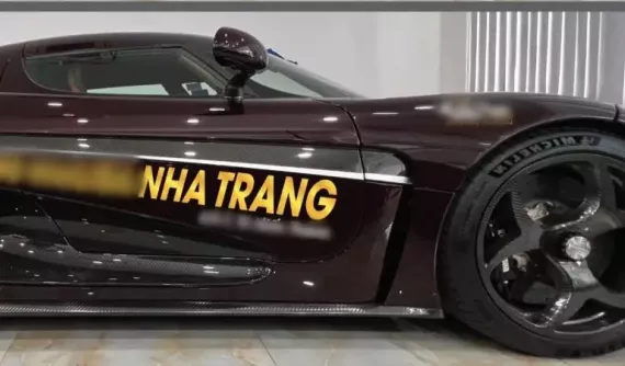 Hoàng Kim Khánh đăng ảnh Koenigsegg Regera lên bộ tem cho sự kiện ở Nha Trang, ai ngờ không biết ảnh bị ngược
