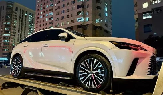 Ông chủ showroom chuyên mua bán xe cũ ở Gia Lai tặng vợ Lexus RX350 đời mới