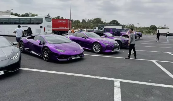 Dàn siêu xe tụ tập chạy từ Sài Gòn đi Đà Lạt, đội xe của Dũng "2 thì" ở Cần Thơ nổi bần bật với màu tím, biển khủng