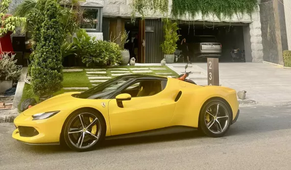 Siêu xe Ferrari 296 GTB mới được rao bán 23 tỷ đồng xuất hiện trước nhà Cường "Đô-la", 1 "fan cứng" của hãng xe "ngựa chồm"