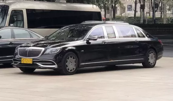 Có chuyến công tác đến thị trường quan trọng nhất, nhà sáng lập hãng siêu xe Pagani được đưa đón bằng Mercedes-Maybach Pullman