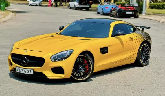 Xe thể thao Mercedes-AMG GT S với phong cách 2 màu ngoại thất được chào bán 5 tỷ đồng