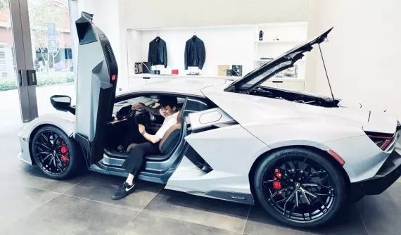 Minh "Nhựa" chính thức gặp mặt Revuelto, siêu xe Lamborghini "ăn xăng" ít nhất của hãng, chỉ 11,86 L/100km
