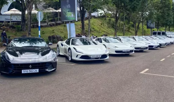 Diện kiến hơn 30 siêu xe Ferrari của ông Đặng Lê Nguyên Vũ, 488 Pista Spider nổi bật bên cạnh 458 Speciale