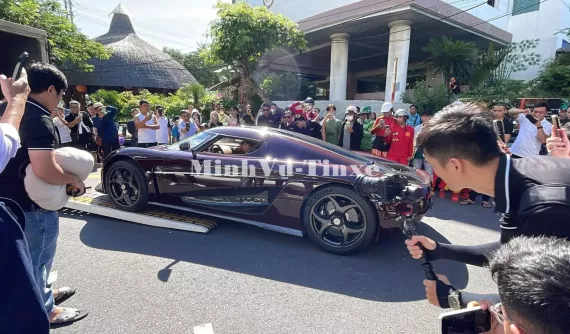 Nha Trang nắng nóng đỉnh điểm, Hoàng Kim Khánh đành cho Koenigsegg Regera vào xe cứu hộ nghỉ ngơi