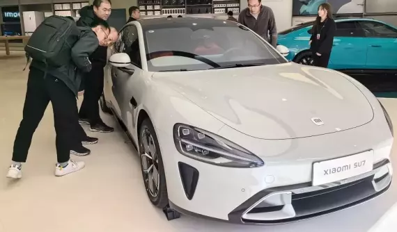 SU7 - chiếc xe mới của hãng điện thoại Xiaomi đã nhận hơn 100.000 đơn hàng, bất chấp các vụ tai nạn