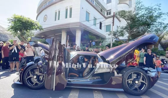 Xem Hoàng Kim Khánh trình diễn khả năng biến hình như xe robot của Koenigsegg Regera