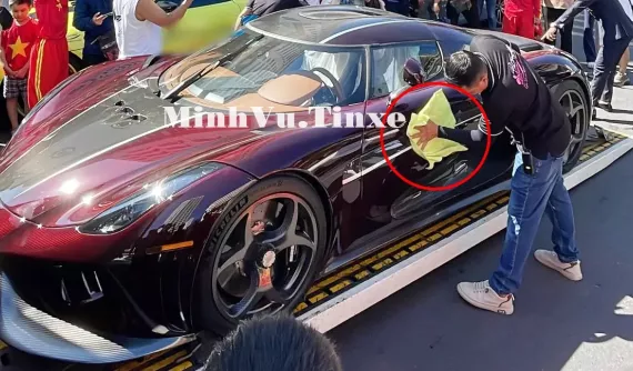 Xem Koenigsegg Regera của Hoàng Kim Khánh sạch bóng bụi chỉ với 1 chiếc khăn, chuyên gia lo ngại