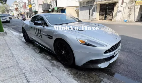 Trong lúc chờ được giao siêu phẩm Valhalla, "Qua" Vũ lái tạm Aston Martin Vanquish biển tứ quý 8 dạo phố