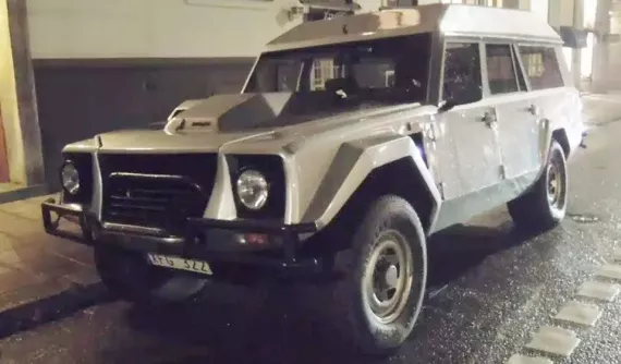 Lamborghini LM002 Wagon từng của Quốc vương Brunei phải thay lốp, chi phí lên đến 1,35 tỷ đồng