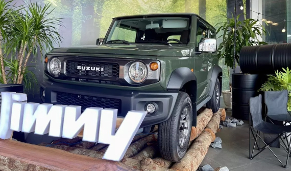 Suzuki Jimny mới ra mắt chính thức đã bị "bán bia kèm lạc" tại đại lý, giá có nơi lên đến gần 900 triệu đồng