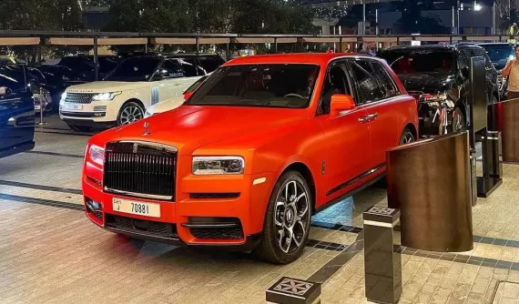 Con trai út của tỷ phú Ấn Độ giàu nhất châu Á gây choáng khi xuất hiện tại Dubai cùng xe Rolls-Royce Cullinan và đoàn xe hộ tống 20 chiếc
