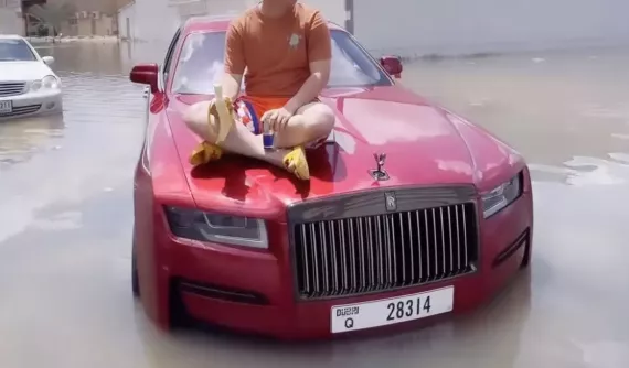 Tay chơi tiền ảo Việt gặp sự cố với Rolls-Royce Ghost mới ở Dubai, nhìn hình có vẻ không tiếc tiền nhưng...