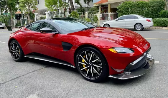 "Qua" Vũ mới tậu xe này, đủ trọn bộ sưu tập xe Aston Martin Vantage ở Việt Nam với hơn 5 chiếc