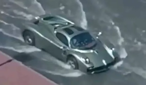 Không lo bị thủy kích, đại gia Dubai lái chiếc Pagani Utopia gần 50 tỷ đồng qua đường ngập nước