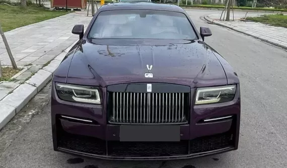 Rolls-Royce Ghost đời đầu độ lên bản mới nhất, nhìn khá khôi hài, chỉ chờ lên bộ mâm chuẩn "zin"