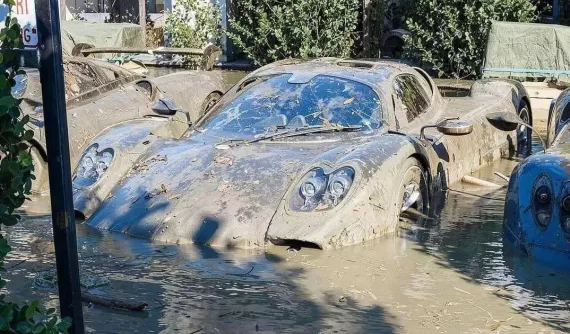 Loạt xe tiền tỷ bị ngập trong bùn sau trận lũ lịch sử tại "thủ đô siêu xe"