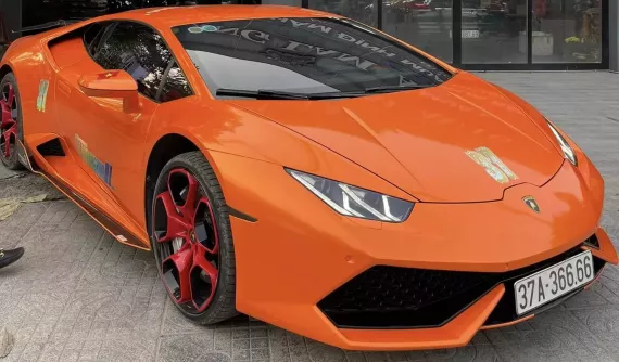 Xây lâu đài dát vàng hơn 100 tỷ đồng, "đại gia đồng nát" Nghệ An lại gây choáng khi mua siêu xe Lamborghini