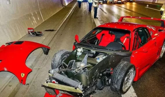 Nhân viên đại lý tông "nát đầu" siêu xe Ferrari F40 có giá đến 3,3 triệu đô la