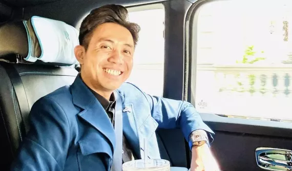 Đây là chiếc xe được dùng để đưa đón Minh "Nhựa" khi đến trụ sở của Rolls-Royce: Đã sở hữu nhưng xe không ra được biển số