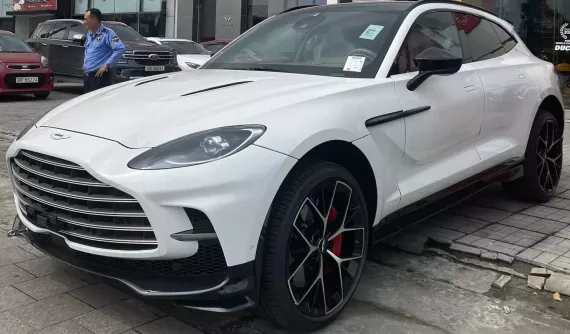 SUV V8 nhanh nhất thế giới Aston Martin DBX707 tiếp tục có thêm xe về Việt Nam, màu sơn và mâm độc đáo