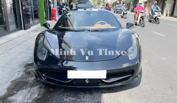 "Qua" Vũ dạo phố cùng "hắc mã" 458 Italia, 1 trong 36 chiếc Ferrari mà ông đang sở hữu
