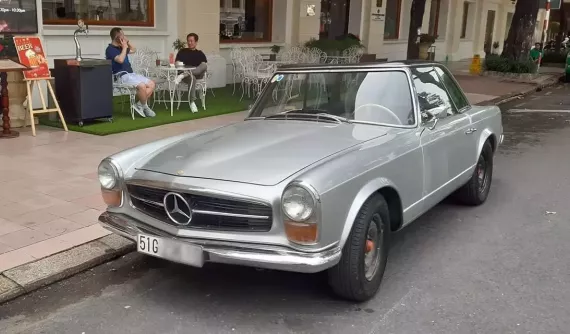 "Nàng thơ" Mercedes-Benz 250 SL siêu hiếm của người chơi xe cổ ở Tp.HCM
