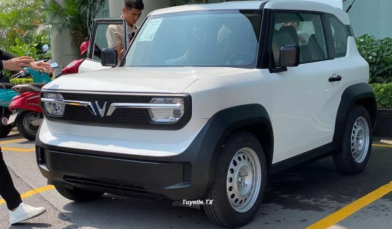 Sau ngày đầu mở cọc, ô tô điện giá rẻ VinFast VF3 được trưng bày tại Việt Nam