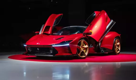 Siêu phẩm Ferrari Daytona SP3 được bàn giao cho đại gia Singapore, suất mua chính hãng nên giá cũng nhẹ nhàng