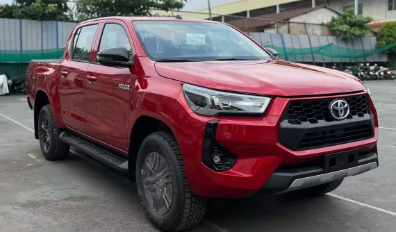 Xem hình ảnh thực tế của xe bán tải Toyota Hilux 2024 mới về đại lý Việt Nam