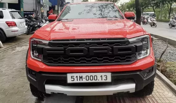 Vin Trần tậu Ford Ranger Raptor kèm quả biển đấu giá chỉ 40 triệu đồng, ai chê số 13 chứ biker lão làng này lại mê
