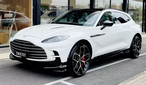 Cận cảnh Aston Martin DBX707 đầu tiên về Việt Nam trong năm 2024, màu sơn Zenith While lịch lãm