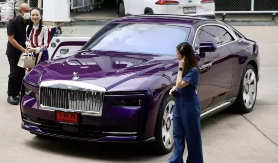 Madam Pang - chủ tịch liên đoàn bóng đá Thái Lan - tậu xe điện Rolls-Royce Spectre, giá từ 20,6 tỷ đồng