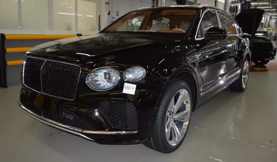 Đại gia Quốc Vũ chi hàng chục tỷ đồng mua xe Bentley Bentayga 2024 để vợ có xe êm ái đi trong thai kỳ