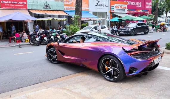 Xem McLaren 750S với màu sơn trị giá hơn 1,2 tỷ đồng lăn bánh trên đường, đổi màu như "tắc kè"
