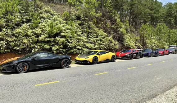 Dàn siêu xe gần 85 tỷ đồng dạo phố Đà Lạt giữa cái nắng gần 30 độ C