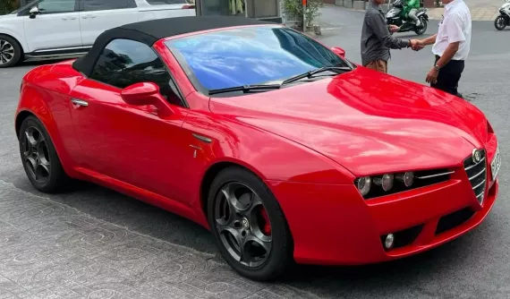Alfa Romeo Spider độc nhất Việt Nam về tay "Qua" Vũ: Giá chỉ dành cho "dân chơi", số sàn 6 cấp