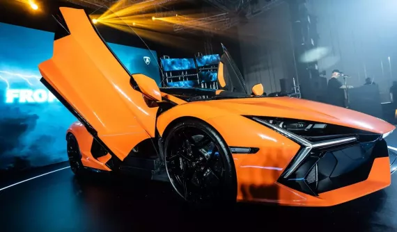 Siêu xe Lamborghini Revuelto có thể chạy 10 km không tốn 1 giọt xăng nào ra mắt tại láng giềng của Việt Nam