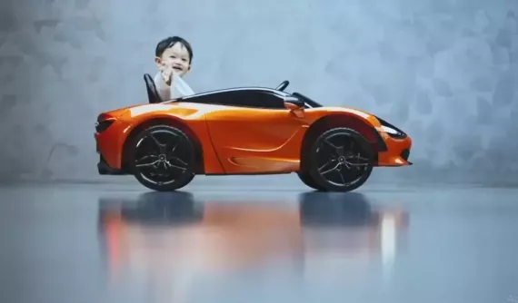 Con trai Cường "Đô-la" thích thú với siêu xe McLaren mui trần đồ chơi nhân dịp 1 tuổi, liệu ông bố có mua xe thật