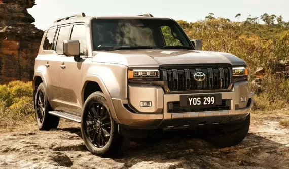 Toyota Land Cruiser Prado 2025 được lắp thêm lưới tản nhiệt của thế hệ cũ