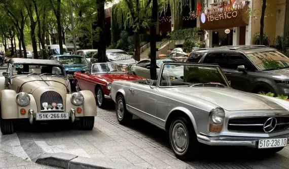 Dàn xe cổ đắt đỏ trên đường phố Tp.HCM, Mercedes-Benz 250 SL vẫn là hàng độc duy nhất