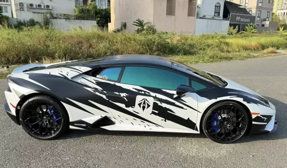 Lamborghini Huracan EVO RWD độc nhất Việt Nam khác lạ trong bộ áo "bò sữa", 3 năm về nước chỉ mới chạy được gần 4.000 km