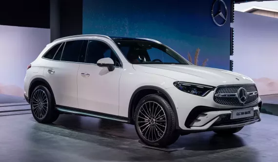 Mercedes-Benz GLC 300 4Matic có thêm màn hình hiển thị thông tin kính lái HUD, giá tăng 40 triệu đồng
