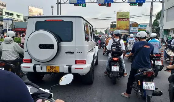 Độc lạ như đại gia Cần Thơ, lắp biển kinh doanh vận tải cho Mercedes-AMG G63, dân mạng đùa tiền cước chắc ngất ngưởng