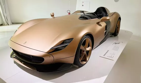 Chiếc Ferrari Monza SP1 này sẽ dành phần lớn thời gian trong nhà trưng bày, màu sơn hàng thửa, người sở hữu mới quan trọng