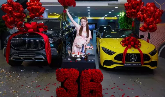 Diễn viên Chi Bảo chơi lớn khi chi gần 20 tỷ đồng mua 2 xe khủng tặng vợ bầu sắp sinh nhật tuổi 36