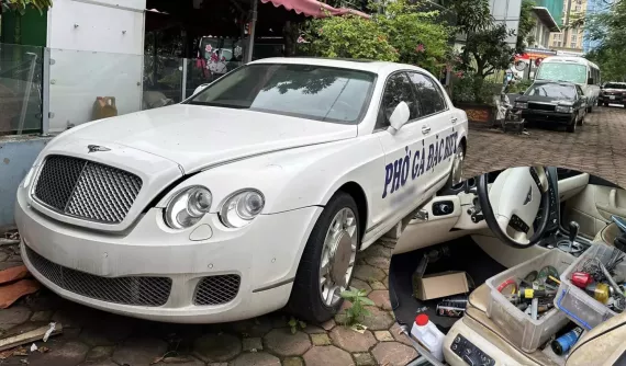 Đại gia Hà Nội dùng xe Bentley bán phở câu khách, nội thất để đồ nghề khiến không ít người xót