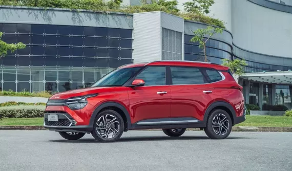 MPV cỡ nhỏ Kia Carens được điều chỉnh giá bán, tăng 10 triệu đồng ở nhiều phiên bản